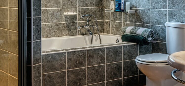 Dankzij een bad en radiator kan je heerlijk ontspannen in de badkamer